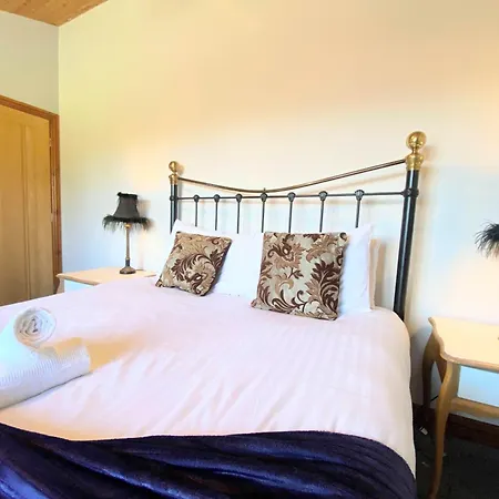 Cleish 7 With Private Hot Tub - Fife - Loch Leven - Lomond Hills - Pet Friendly Villa Kelty Exterior photo