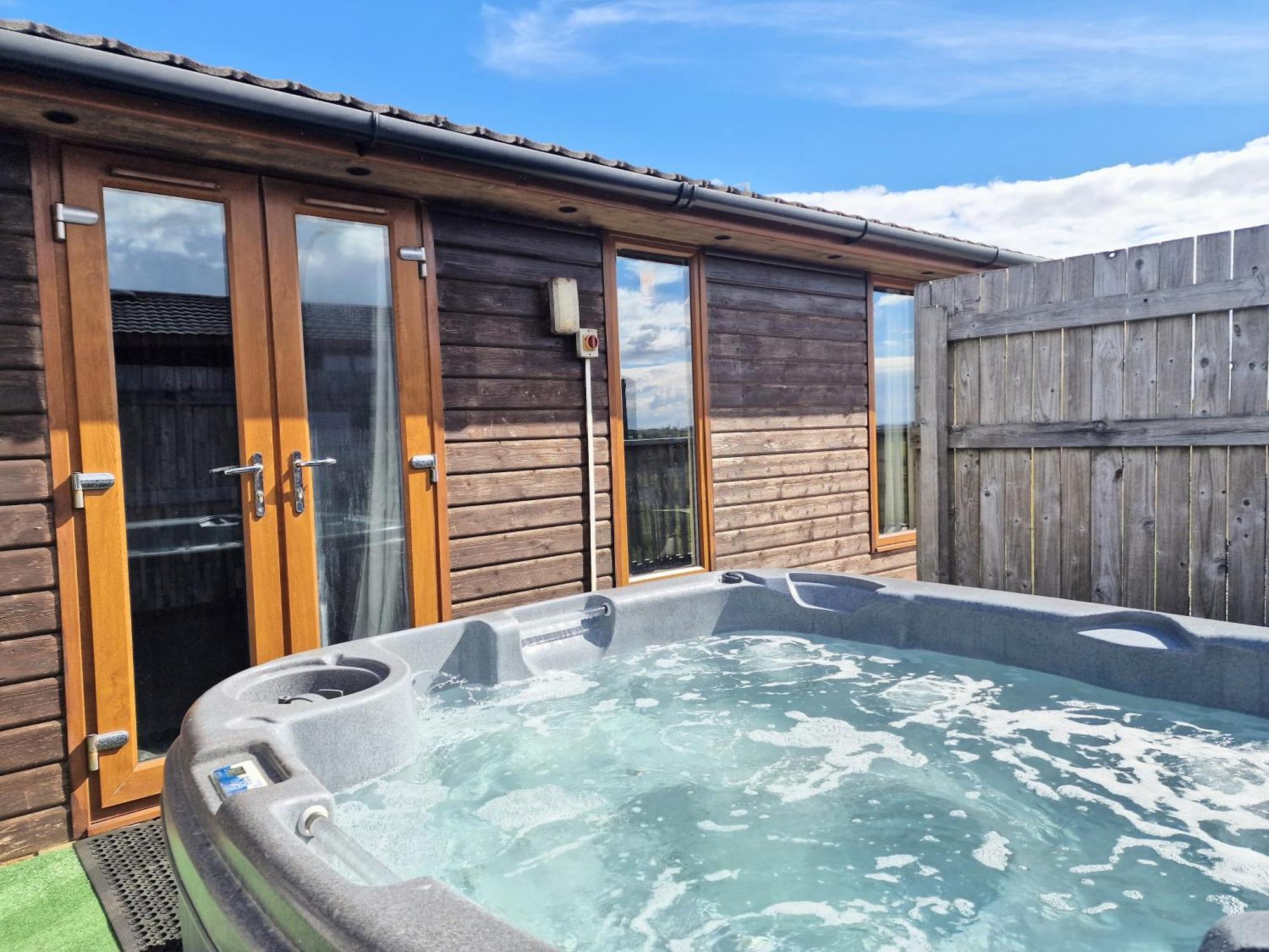 Chalet Cleish 7 With Private Hot Tub - Fife - Loch Leven - Lomond Hills - Pet Friendly *